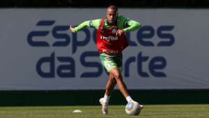Lateral Mayke elogia elenco enxuto do Palmeiras: 'Quem entra dá conta do recado'
