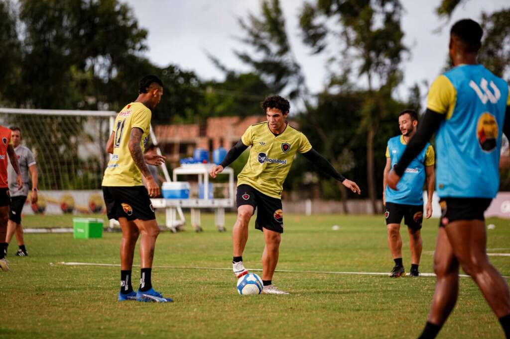 Série C: Meia do Botafogo-PB celebra liderança mas pede "pés no chão" 2 Meia do Botafogo PB pede foco do elenco na Serie C 1