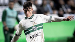 Lateral leva o terceiro amarelo e será desfalque do Coritiba na Série B