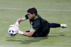 Coritiba se antecipa e renova com goleiro titular da Série B até final de 2027