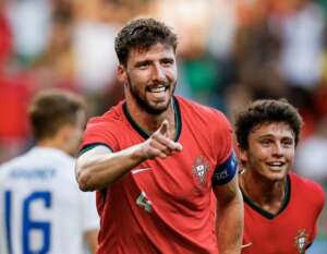 Sem Cristiano Ronaldo, Portugal vence Finlândia; Itália só empata