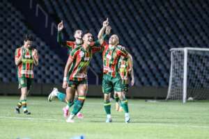 Sampaio Corrêa 3 x 1 Athletic-MG - Bolívia Querida surpreende Esquadrão e sai do Z4