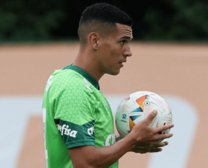 Palmeiras volta aos trabalhos e zagueiro Naves celebra renovação até 2028: 'Extremamente feliz'