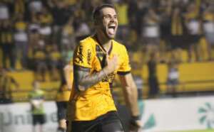 Atacante vira desfalque no Criciúma e meia volta a sentir dores