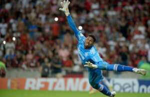 Goleiro retorna ao Flamengo e Corinthians monitora situação