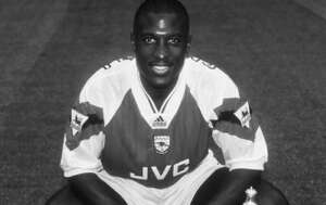 Luto! Ex-atacante inglês com passagem pelo Arsenal morre aos 54 anos