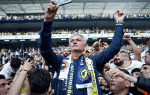 José Mourinho é recepcionado por multidão no Fenerbahçe: 'Essa camisa é minha pele agora'