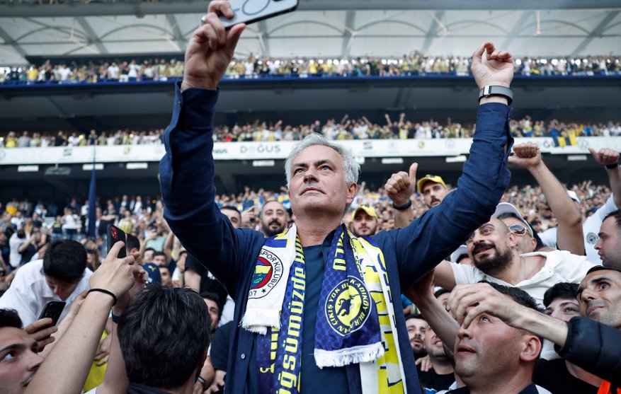 José Mourinho é recepcionado por multidão no Fenerbahçe: ‘Essa camisa é minha pele agora’