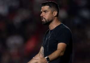 António Oliveira considera justo empate e alerta time do Corinthians: 'Temos de parar de errar'