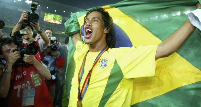 Ronaldinho Gaúcho é pentacampeão do mundo