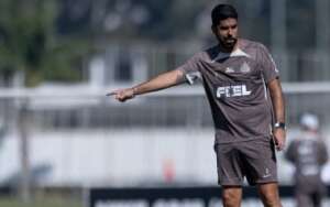 Ameaçado, António Oliveira 'vai a campo' para ensinar o Corinthians a finalizar