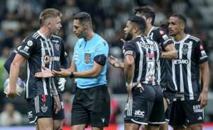 Atlético-MG diz que árbitro mentiu sobre expulsão de Hulk e o compara a José Roberto Wright
