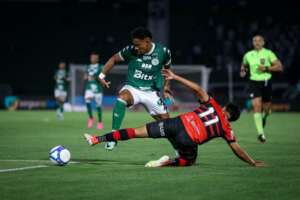 De apoio às vaias; depois aplausos e xingamento. É o torcedor do Guarani