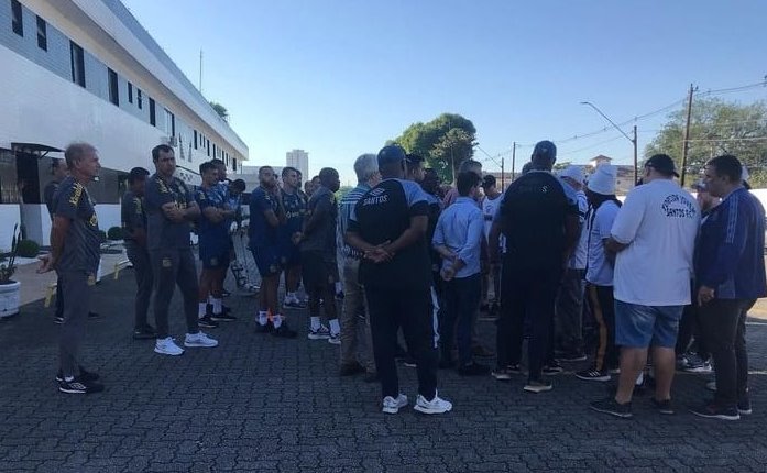 Torcida organizada vai ao CT cobrar o Santos, agora fora do G-4 da Série B 2 Screenshot 76