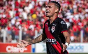 Atlético-GO tenta efeito suspensivo para contar com artilheiro diante do Corinthians