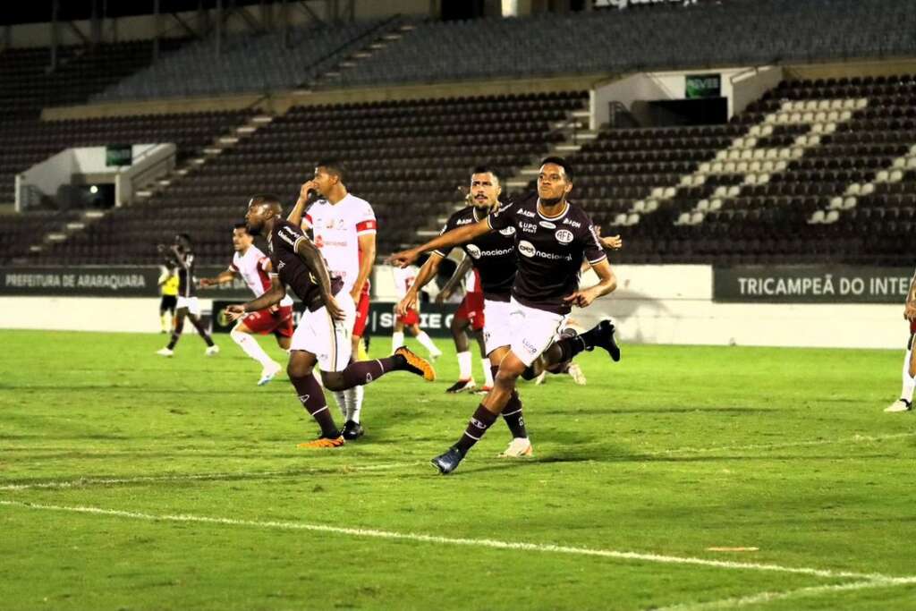 Tombense-MG 0 x 0 Ferroviária-SP - Jogo muito disputado no Almeidão