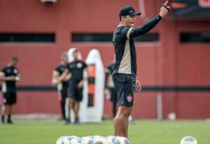 Técnico do Vitória comenta reformulação no elenco: 