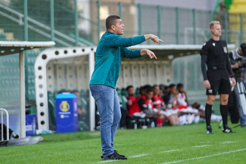 Chapecoense fecha treino e Louzer admite incômodo por seca de vitórias na Série B