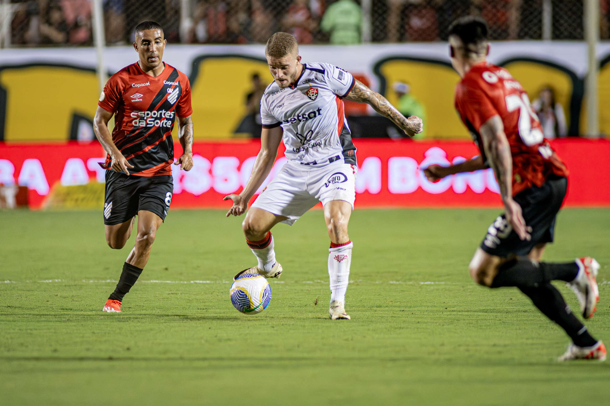 Em jogo morno, Athletico-PR vence Vitória no Barradão e volta a subir na tabela do Brasileirão (Foto: Victor Ferreira/EC Vitória)