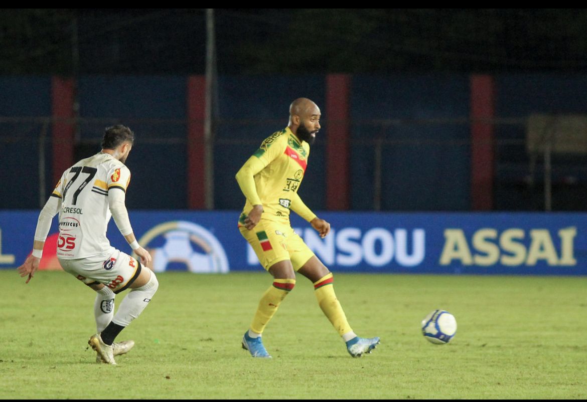 Zagueiro mira recuperação do Brusque após sete jogos de jejum na Série B