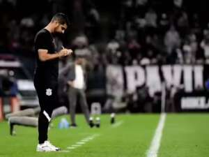 António Oliveira comanda treino tático no Corinthians e dá ênfase às bolas paradas