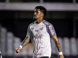 Fora dos planos de Carille, meia Ivonei rescinde contrato 'de forma amigável' com o Santos