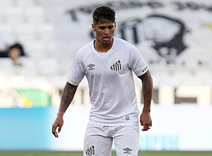 Santos continua a limpa no elenco e anuncia rescisão com lateral Cadu