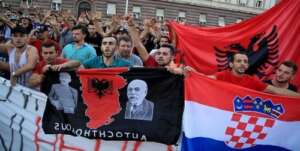 UEFA multa Albânia e Sérvia por uso de faixas nacionalistas de torcedores na Eurocopa