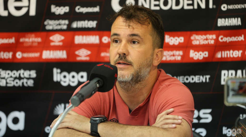 Auxiliar pede volta por cima contra Corinthians, mas lamenta empate do Athletico:  ‘Estamos machucados’