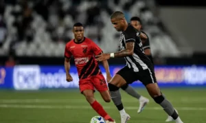 BRASILEIRÃO: Líder Botafogo recebe Athletico em duelo no G-4