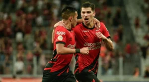 Vitória x Athletico-PR - Sem definir treinador, Furacão quer conter crise