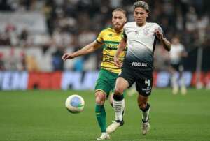 António Oliveira lamenta elenco curto do Corinthians