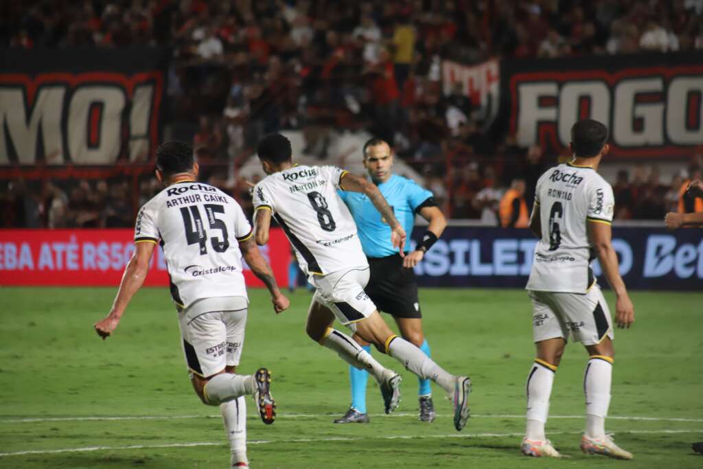 Gandula de Atlético-GO e Criciúma é expulso do jogo por ajudar goleiro a arrumar barreira