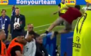POR POUCO! Torcedor quase atinge Cristiano Ronaldo ao pular da arquibancada na Eurocopa