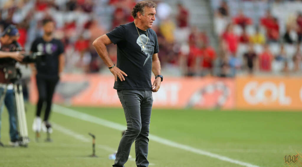 Cuca pede, diretoria aceita e Athletico-PR oficializa saída do treinador