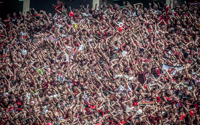 Flamengo é multado pela Conmebol após torcida soltar 34 bombas em jogo da Libertadores