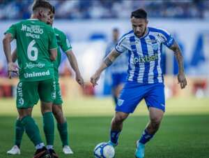 Substituído contra a Chapecoense, meia não preocupa no Avaí