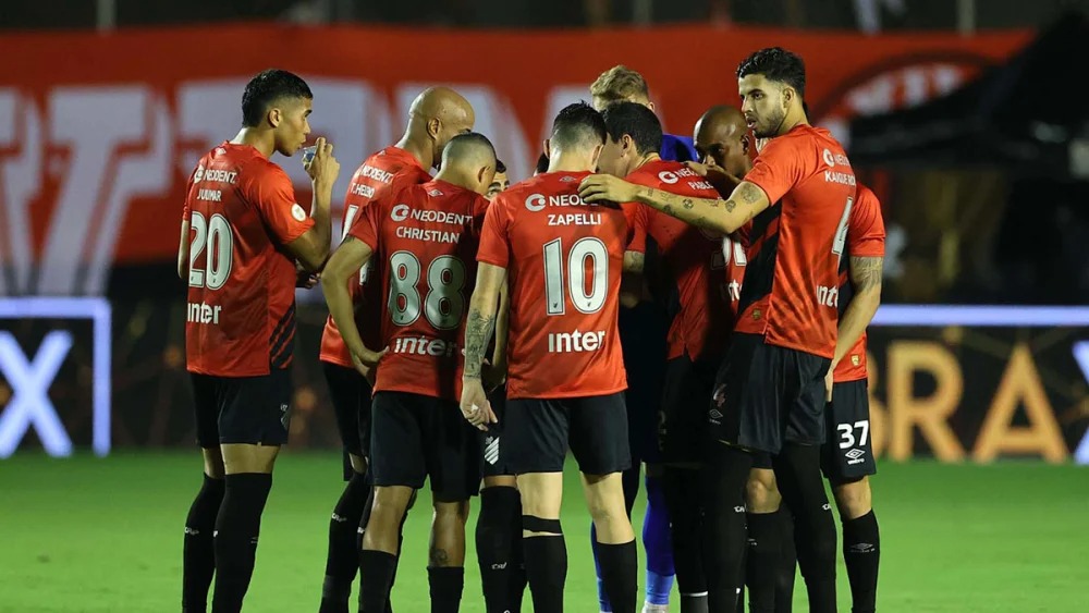 "Tivemos Calma", celebra Julimar após vitória do Athletico-PR no Barradão (Foto: Divulgação/CAP)