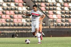 Após primeiro gol no profissional, volante vibra com vitória do Botafogo-SP