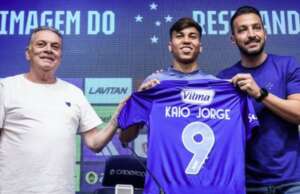 Kaio Jorge é apresentado no Cruzeiro, recebe a camisa 9, e vê pai se emocionar: 'Orgulho'