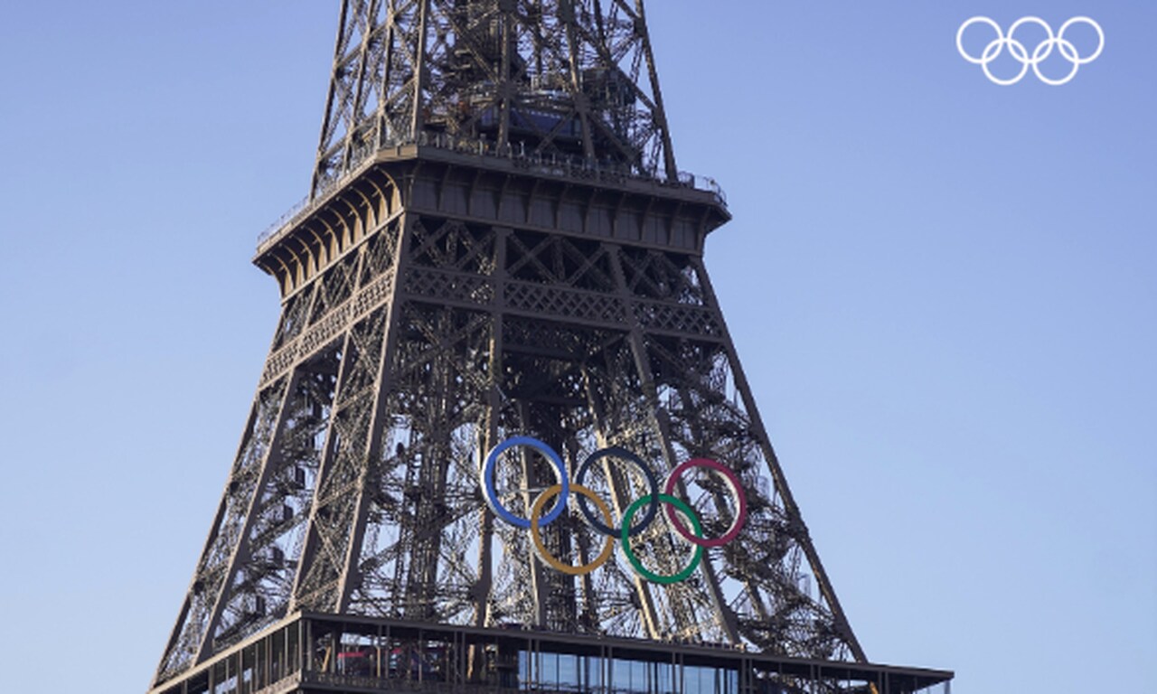 klWD3m2Q Arcos olimpicos sao colocados na torre eiffel