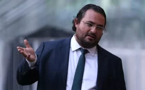 Após fracasso com Dudu, Mattos viaja à Itália para contratar dupla de volantes para o Cruzeiro