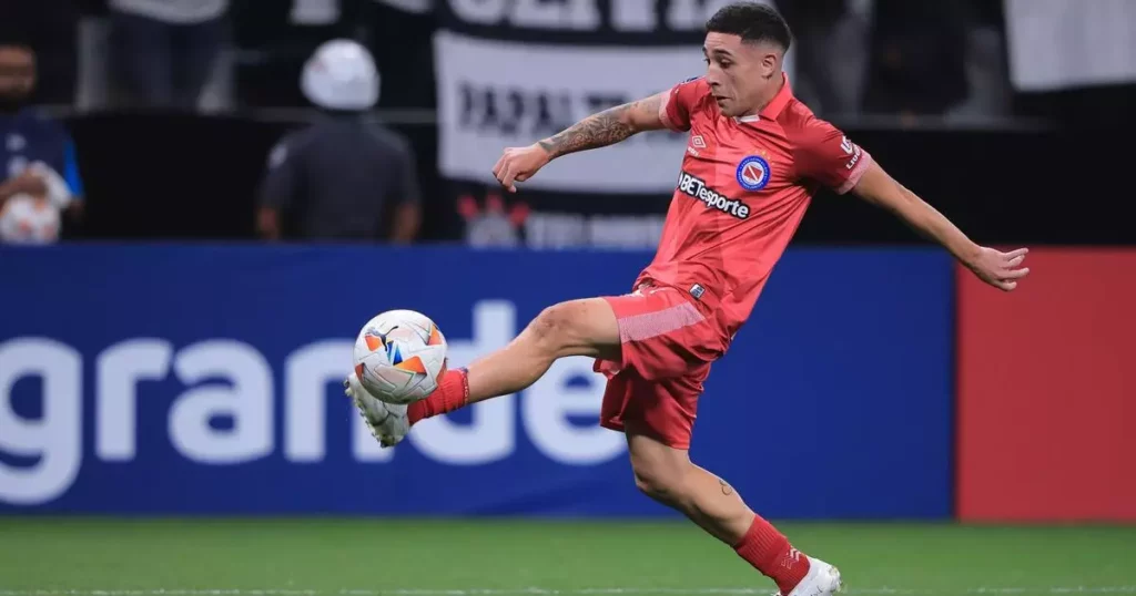 Atlético-MG monitora lateral do Argentinos Juniors 