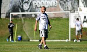 Nelsinho Baptista busca primeira vitória como treinador no dérbi