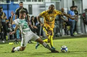 Lateral do Amazonas não abaixa a cabeça após revés: 