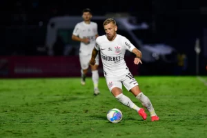 Pedro Henrique volta a sentir problema muscular no Corinthians; time do clássico é mistério