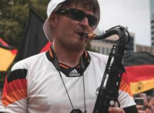 Conheça o saxofonista da Eurocopa que virou meme!