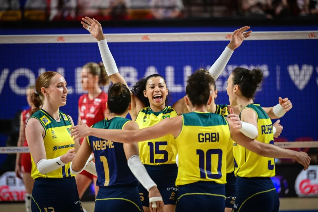 Seleção feminina de vôlei derruba invicta Polônia e se garante na fase final da Liga das Nações