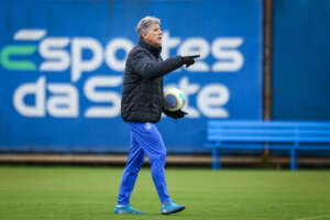 Torcida defende Renato, chama jogadores de vagabundos e pede ‘mudança drástica’ no Grêmio