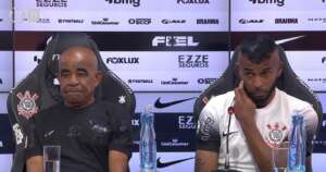 Alex Santana recebe camisa do Corinthians das mãos do pai e se emociona em apresentação oficial